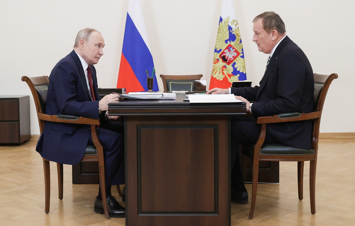    Президент РФ Владимир Путин и губернатор Ленинградской области Александр Дрозденко  Михаил Синицын/ТАСС
