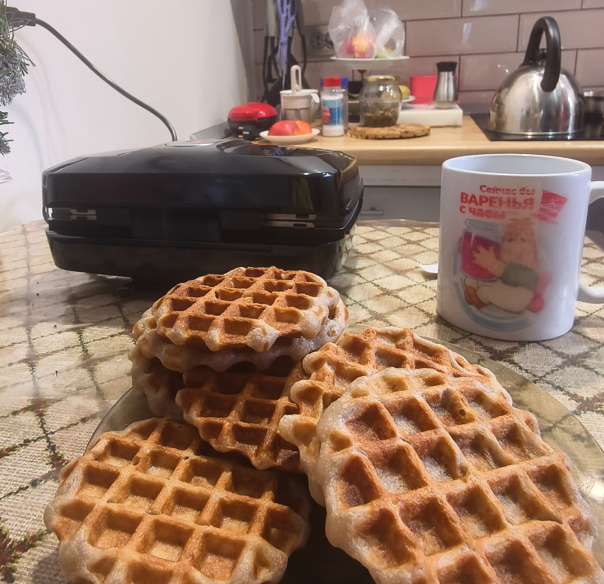 Вот наш мультипекарь на заднем плане