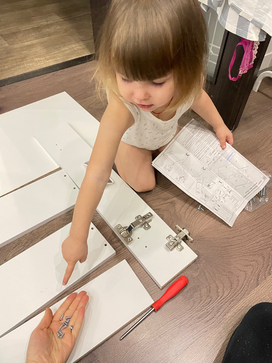 Девочки в процессе сборки. 