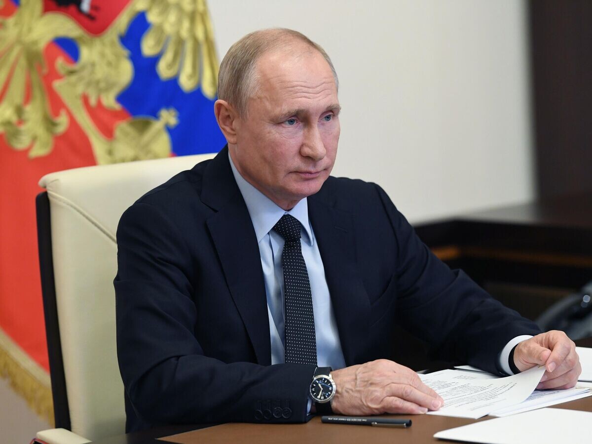    Президент РФ Владимир Путин во время встречи в режиме видеоконференции с губернатором Ленинградской области Александром Дрозденко | © РИА Новости / Алексей Никольский