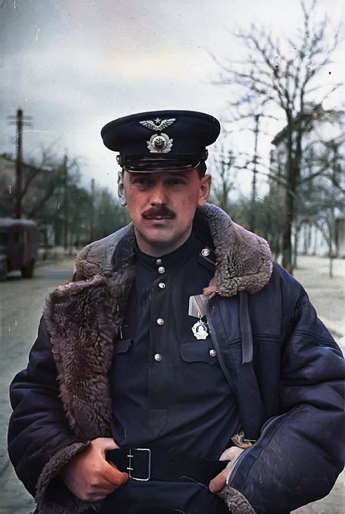 Военный корреспондент газеты «Сталинский сокол» майор С. В. Михалков (май 1944 года)