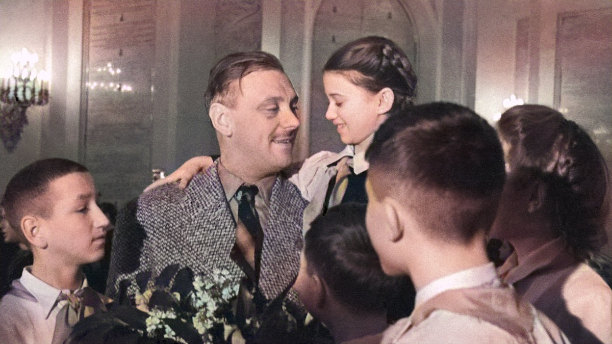 Сергей Михалков с участниками слёта пионеров в Георгиевском зале Большого Кремёвского дворца, 24 января 1954 года