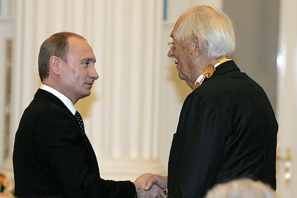 Президент России Владимир Путин вручает С. В. Михалкову орден Святого апостола Андрея Первозванного. Москва. Кремль, 29 апреля 2008 г.