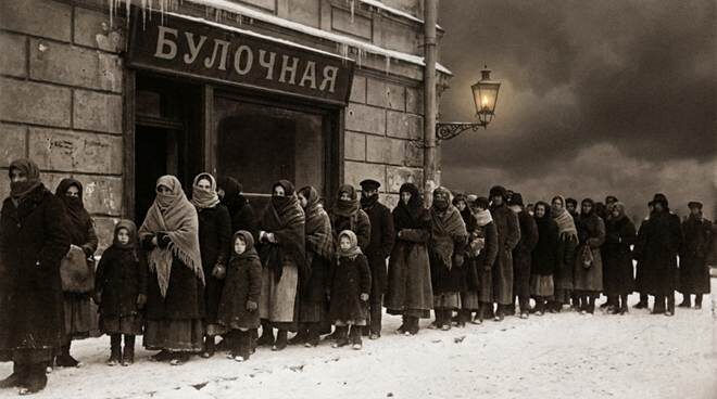 В минус 30 градусов женщины стояли часами, чтобы получить 200 граммов хлеба. Когда хлеб закончился, закончилось и терпение.