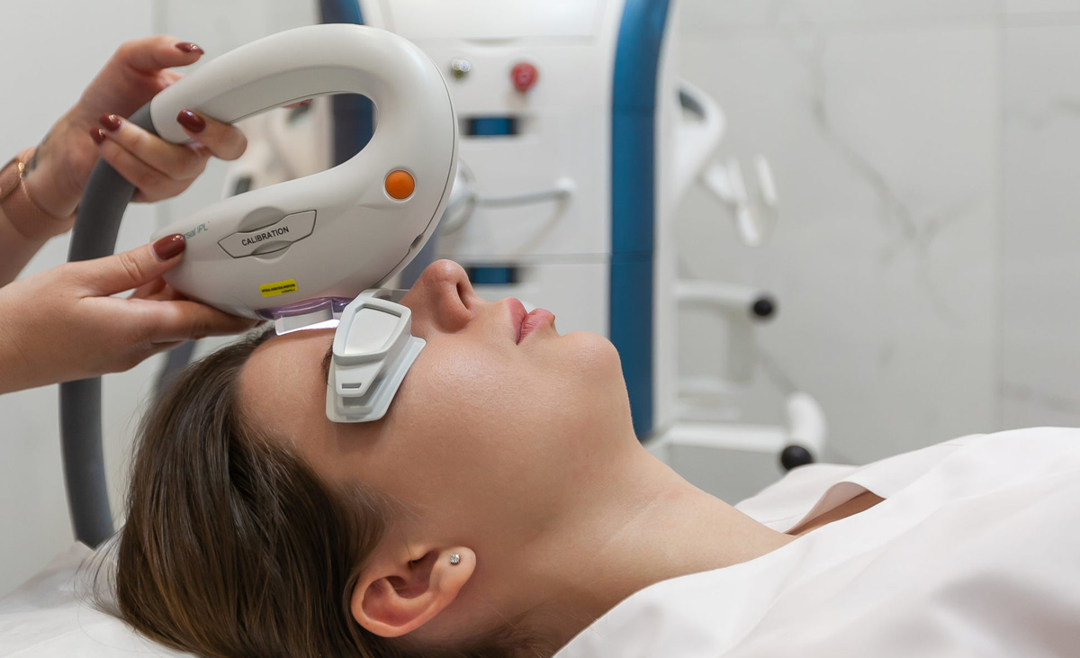 Lumenis M22 — профессиональная IPL-платформа, где врач точно настраивает параметры под ваш фототип и задачу, поэтому процедура получается безопасной и даёт предсказуемый результат по пятнам и красноте.