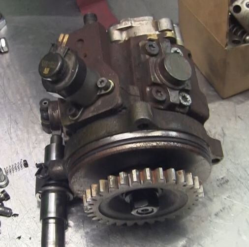 Это такой же насос. Мой левее в разборе. Когда снимали фотографию не сделал.