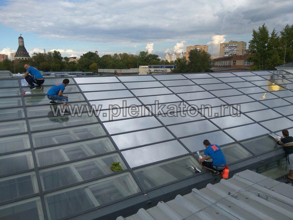 Зеркальное тонирование стекол зенитного светового фонаря.