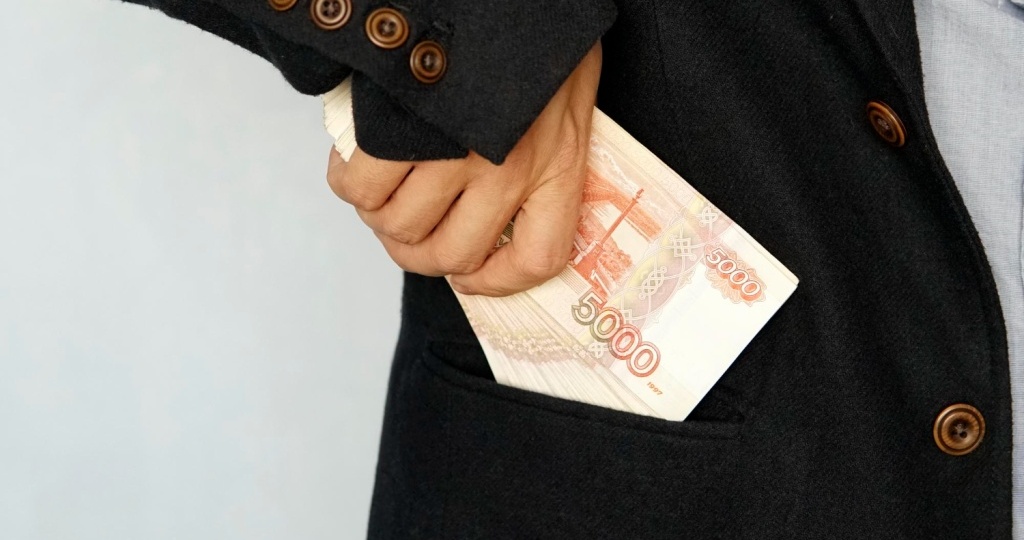 В Свердловской области бывшего старшего уполномоченного отделения по борьбе с коррупцией осудили за взятку