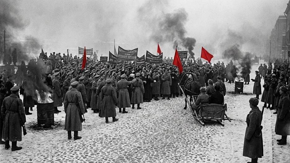 Беспорядки в Петрограде были серьезными, но фронт и генералитет всё еще ждали приказов императора.