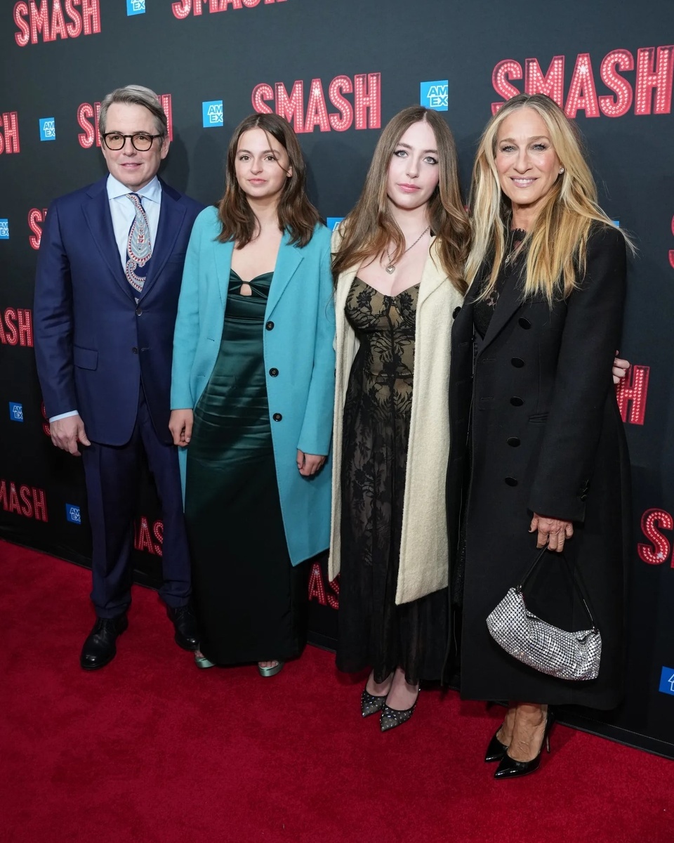 Сара Джессика Паркер с дочерьмии и мужем. Соцсети