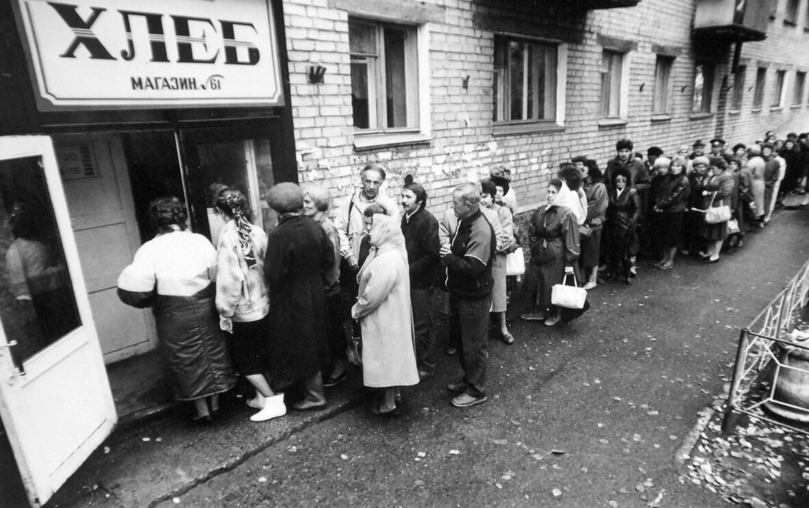 «В советской очереди за курицей рождалось чувство общности и жгучая ненависть к жизни. В современном супермаркете, выбирая из 30 видов йогурта, мы чувствуем свободу и приступ тревожного выбора. Никто не ностальгирует по дефициту туалетной бумаги. Но многие тоскуют по уверенности в завтрашнем дне. Давайте сравним не политические системы, а быт, чувства и ту самую «атмосферу». Что было на самом деле лучше, а что мы просто помним сквозь розовую дымку детства?»