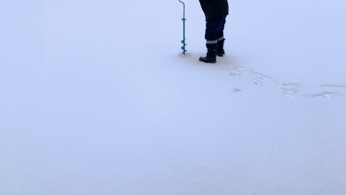 Брат бурит лунку.