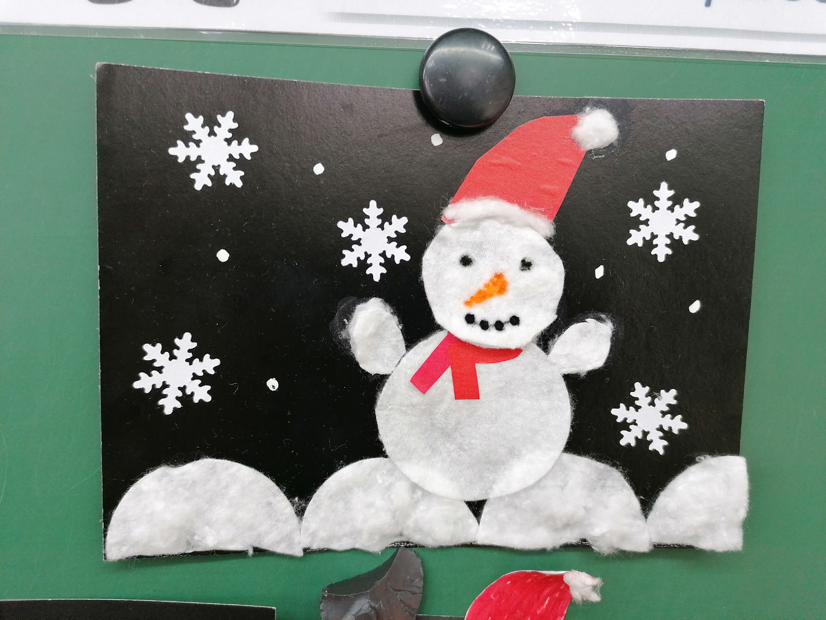 А таких снеговиков делали на уроке труда с учениками. В тот год до января снега не было