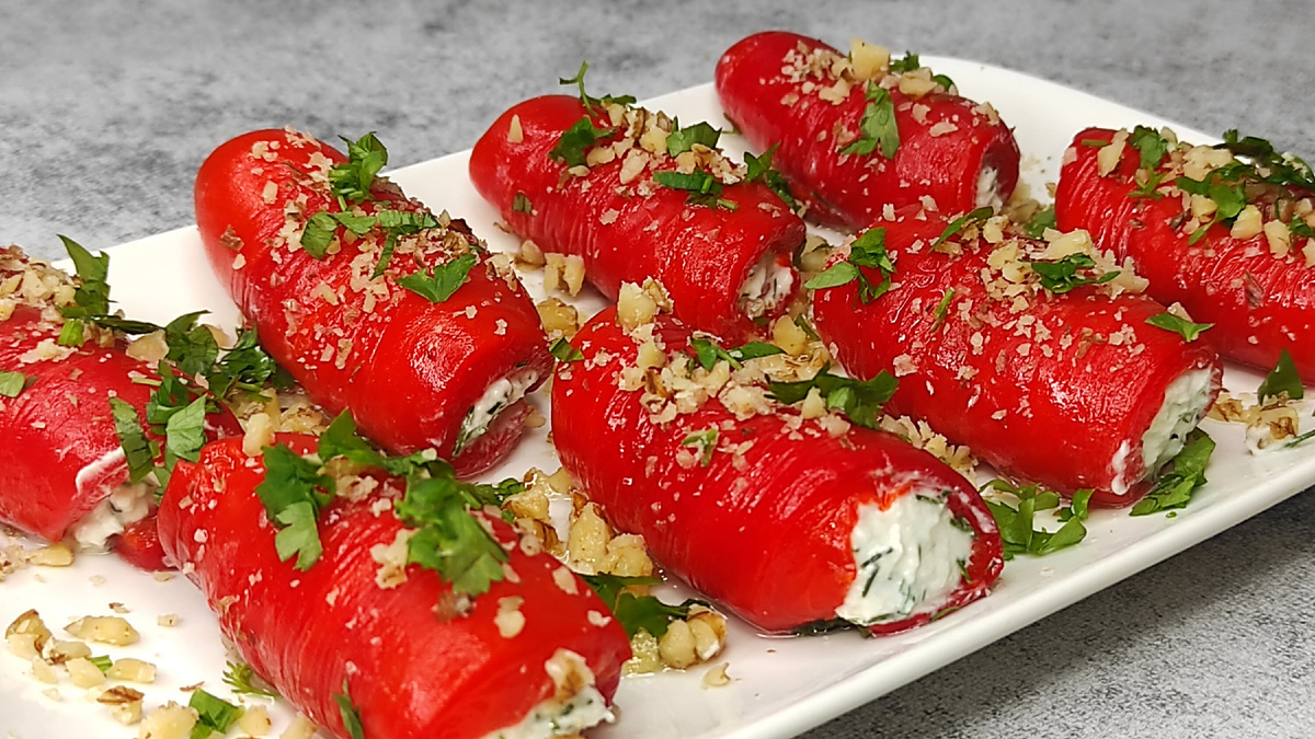 Рулетики из болгарского перца и творожного сыра. Фото автора.