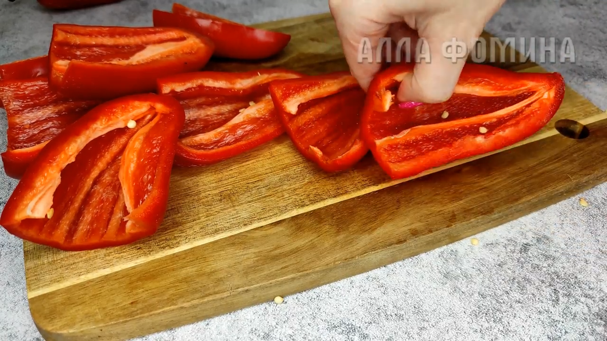 Рулетики из болгарского перца и творожного сыра. Фото автора.