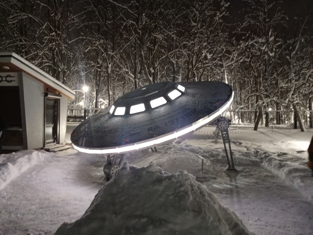 Летающая тарелка надежно спрятана во дворе Музея космонавтики в Калуге. А Дзен прячет наши публикации. Фото автора. 