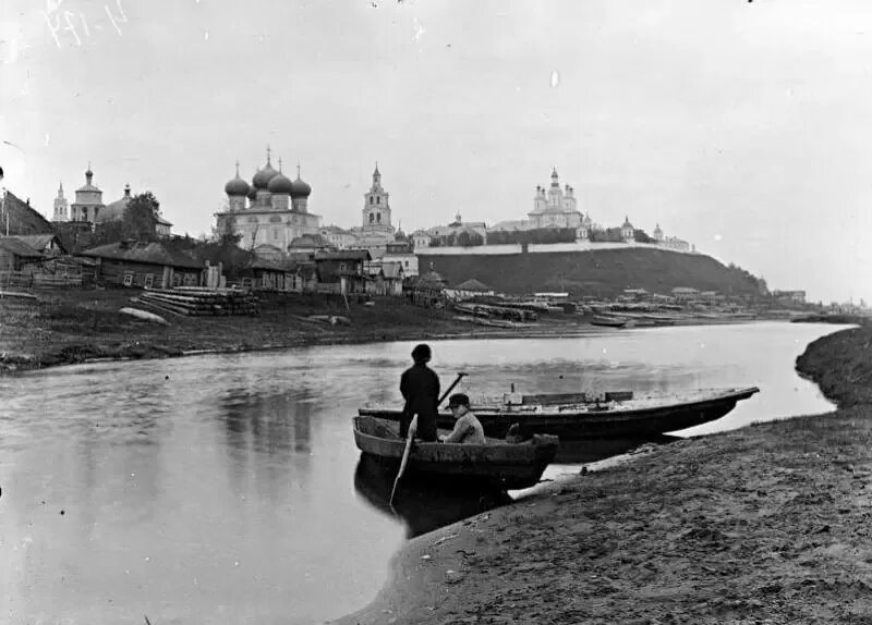 Вид на Трифоном монастырь с восточного берега р. Вятки