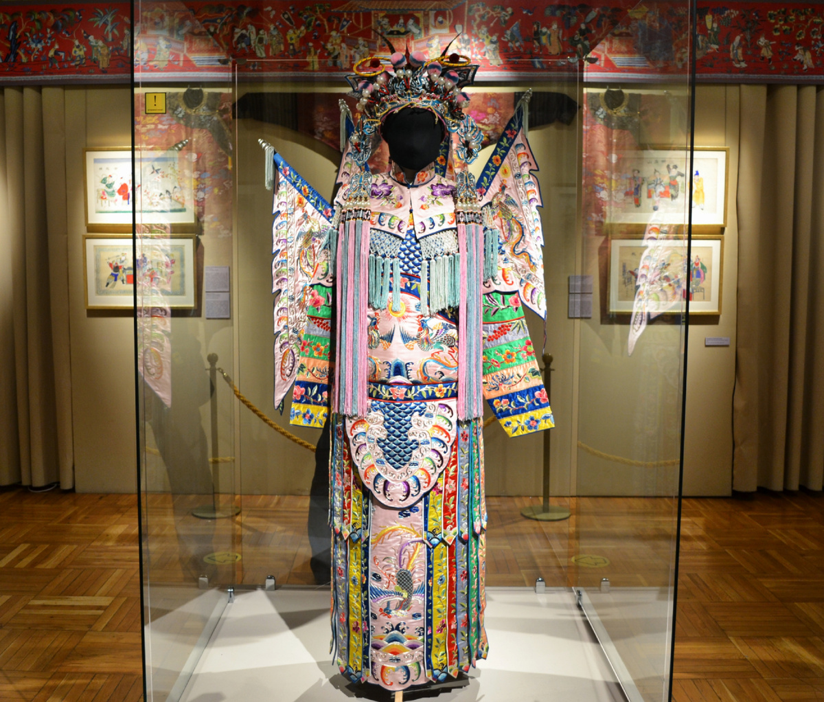 Все фото в статье с экспозиции выставки "Люди. Куклы. Маски", проходящей в Государственном Музее Востока на Никитском бульваре (Москва). Костюм женщины воительницы. Фото автора канала 