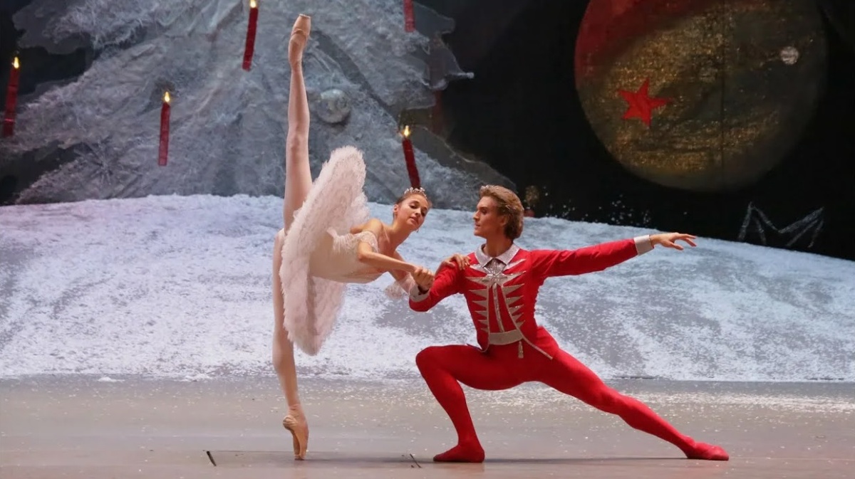 Элеонора Севенард и Денис Родькин. Кадр из постановки "Щелкунчик"