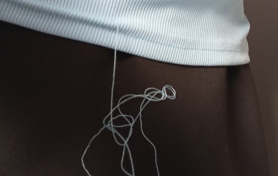 к чему прилипла белая нитка на одежду