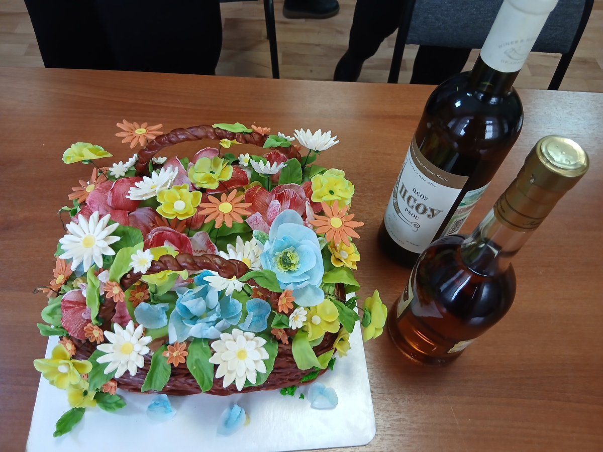 Торт похож на клумбу.