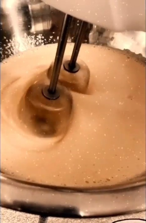 Шарлотка с яблоками, нектарином и зефирками маршмеллоу 🍎🍓