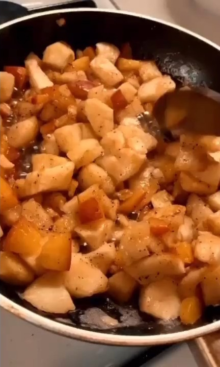 Шарлоточка с ароматными яблоками, нежным нектарином и легкими сладенькими зефирчиками маршмеллоу.