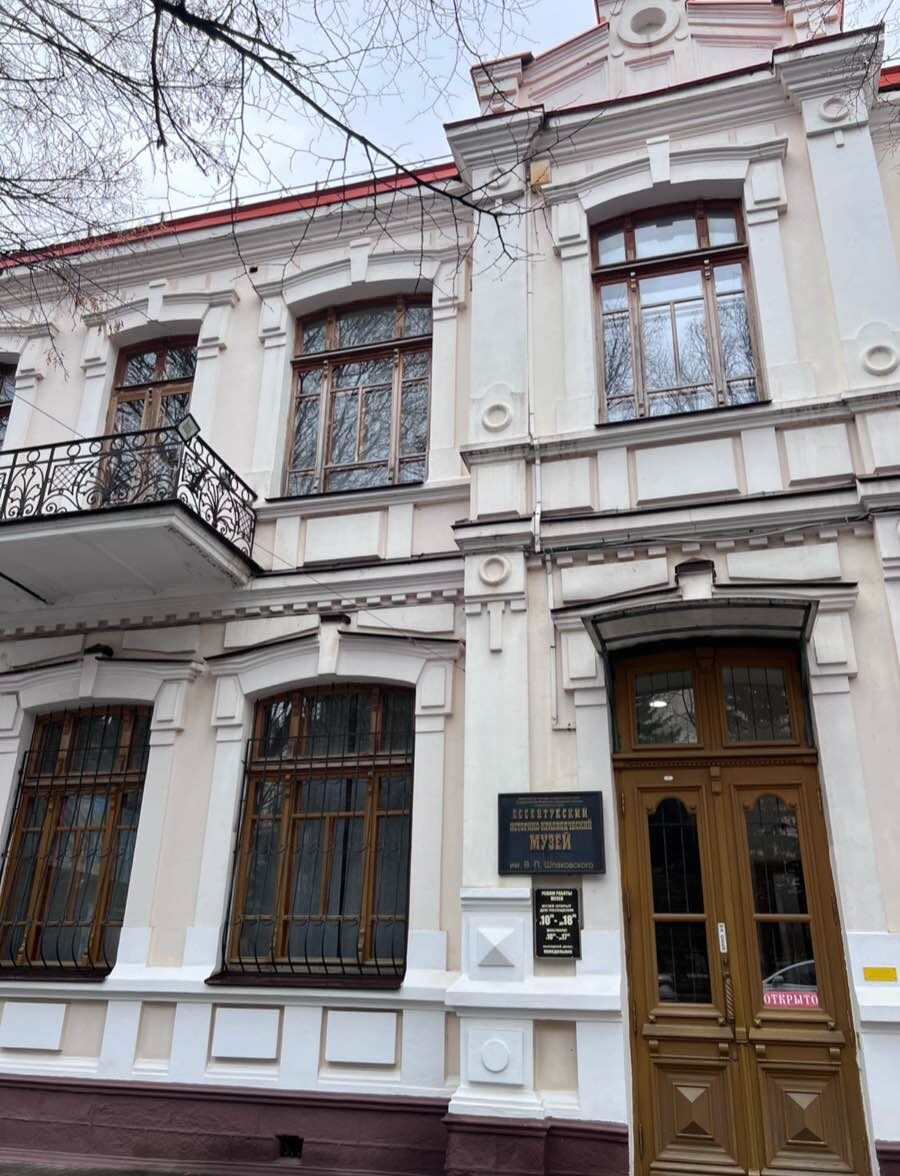 Здание Ессентукского историко-краеведческого музея (особняк в стиле эклектики, южнорусского модерна из жёлтого керамического кирпича) до революции принадлежало священнику местной Николаевской церкви Дмитрию Яковлевичу Карагачеву. Он построил его в Ессентуках до 1917 года специально для своей дочери — Анны. Фото автора канала