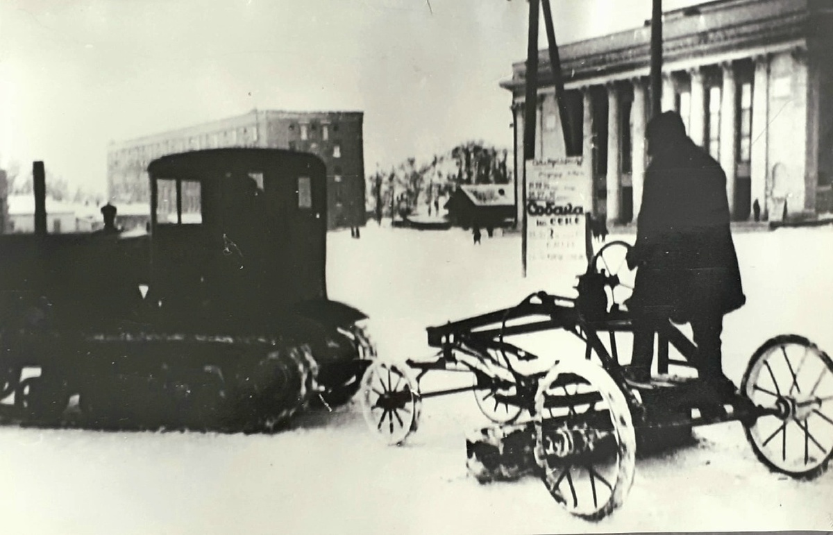 Уборка снега на Театральной площади г. Кирова 1940-е годы.