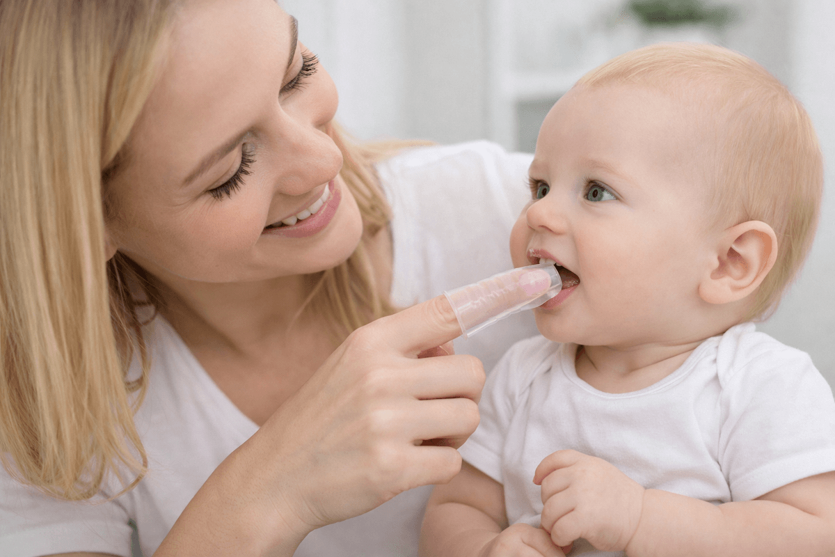 Мама чистит зубы крохе