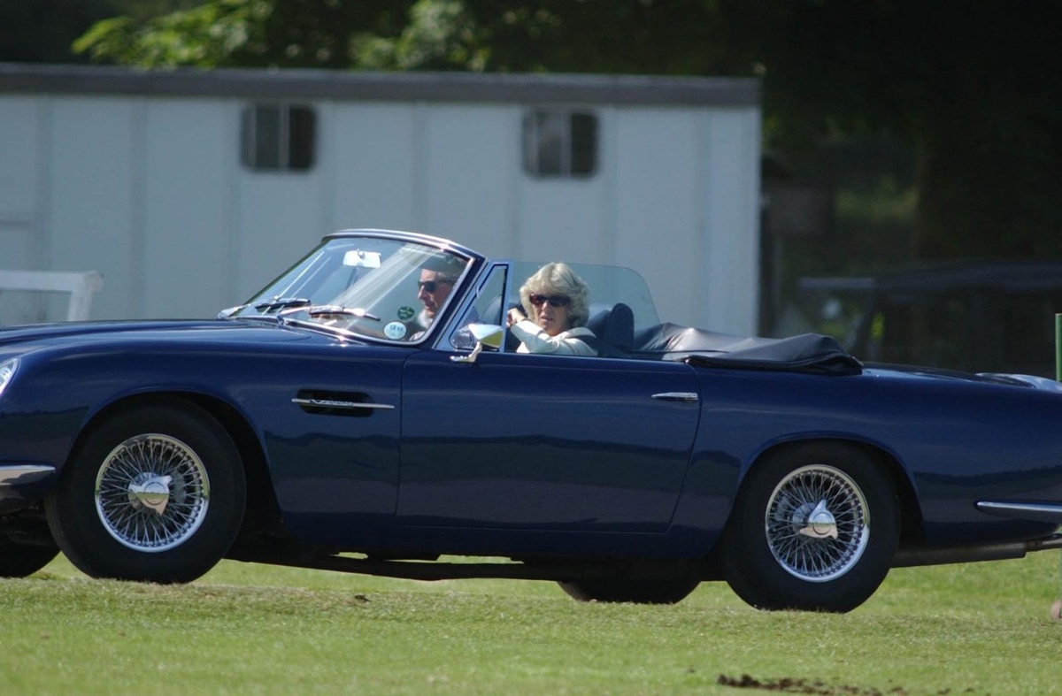 Чарльз и Камилла на своём Aston Martin покидают поло-клуб Сайренсестера в июне 2003 года. Фото из сети Интернет