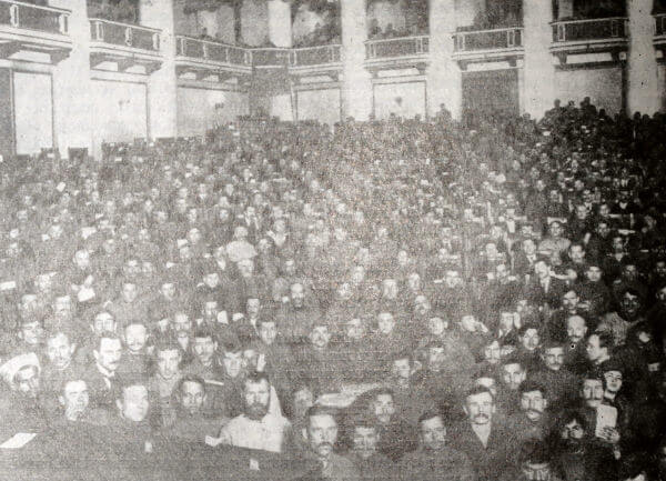 III Всероссийским съездом Советов рабочих, солдатских и крестьянских депутатов. Кадр кинохроники.