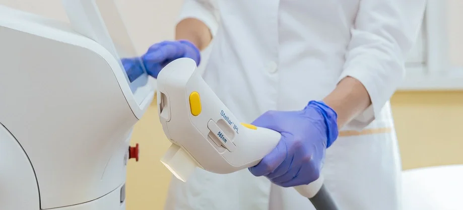 Фотоомоложение M22 начинается с консультации, где врач ELEVANS оценивает фототип и состояние кожи и подбирает индивидуальные параметры процедуры под вашу задачу.