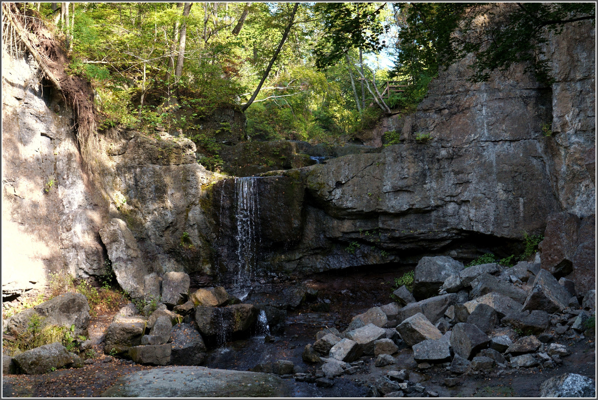Рельеф сформировался после извержения древних вулканов.
