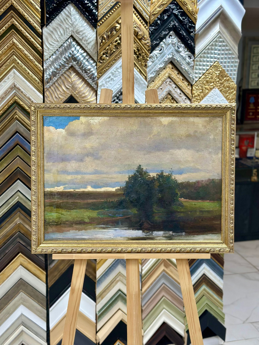 Оформление в золотистый багет