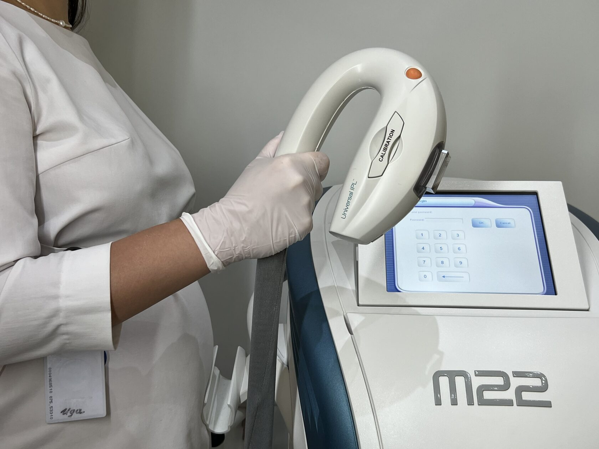 M22 выбирают, чтобы реально выровнять тон и убрать пятна и красноту, а главный вопрос у пациентов — когда появится заметный результат и каким он будет в жизни.