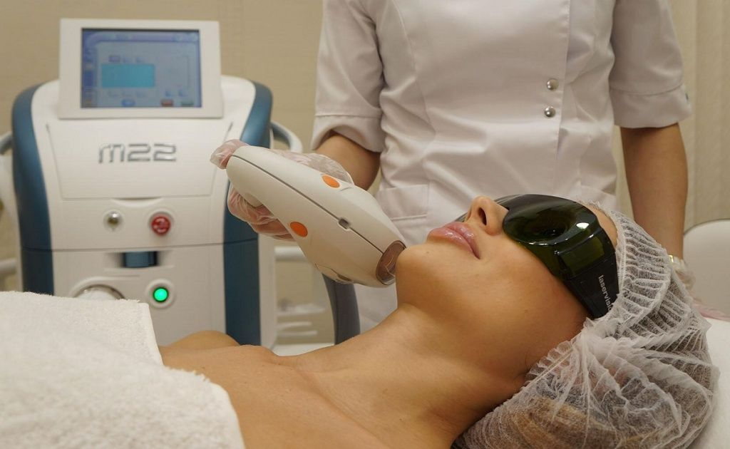 M22 обычно даёт лучший результат в курсе, потому что пигмент и сосуды безопаснее и эффективнее корректируются постепенно, а не за один сеанс.