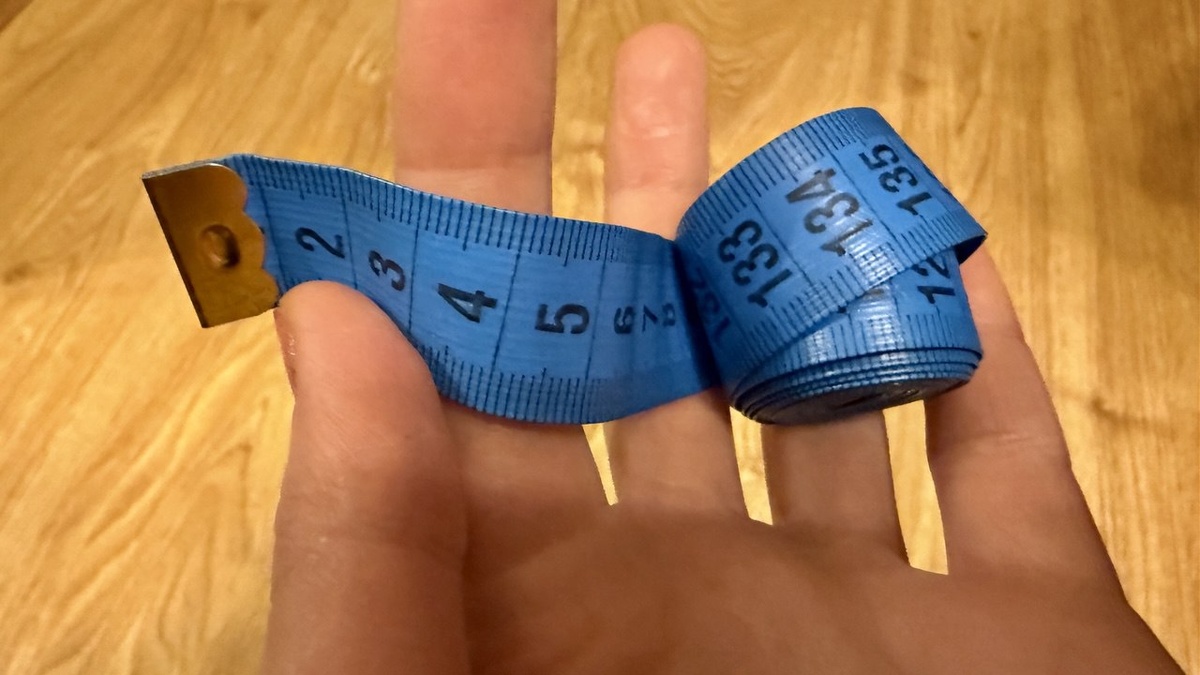 Обычный "сантиментр" поможет измерить объем талии и проверить себя. Фото автора