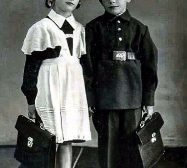 Почему школьная форма в СССР была похожа на униформу горничных?