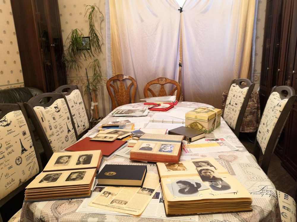 У Нины Цивиной хранятся множество фотографий и документов, связанных с жизнью ее семьи