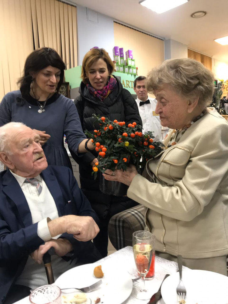 Мая Набокова с братом (держит букет) и Нина Цивина (в синем платье).