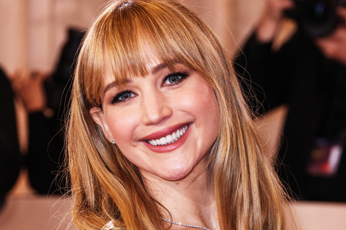     Дженнифер Лоуренс в прозрачном топе появилась на публике после родов, показав живот