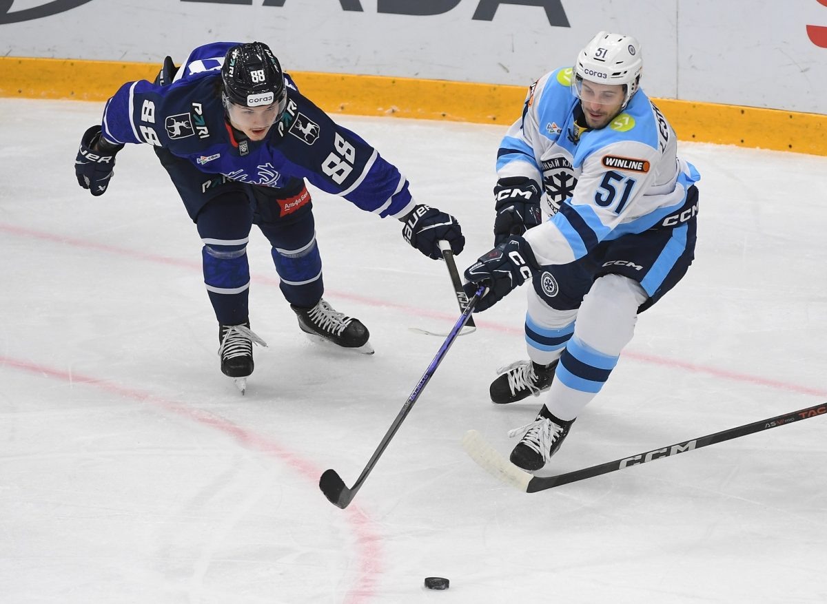    Новичок нижегородской команды Тимур Муханов пытается помешать новосибирцу Вячеславу Лещенко