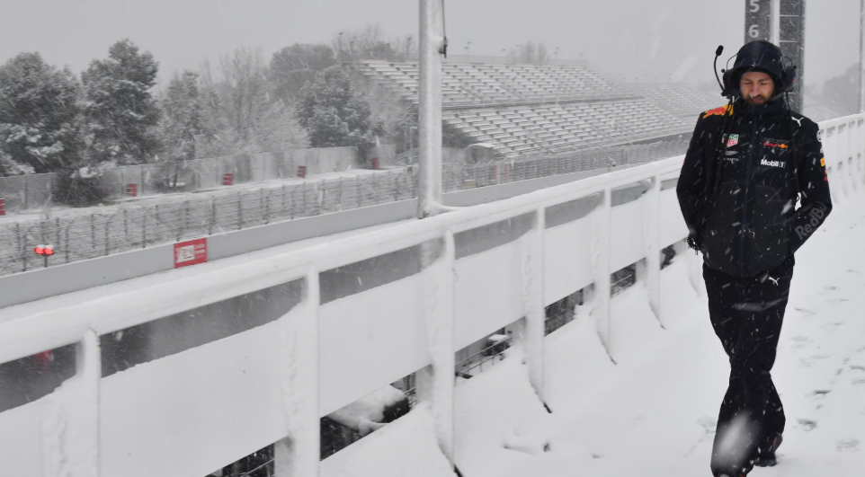 Сильный снегопад помешал проведению предсезонных тестов в Барселоне в преддверии сезона 2018 года