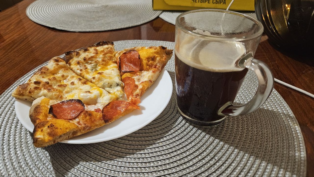 Галерею можно листать. Завтрак - пицца