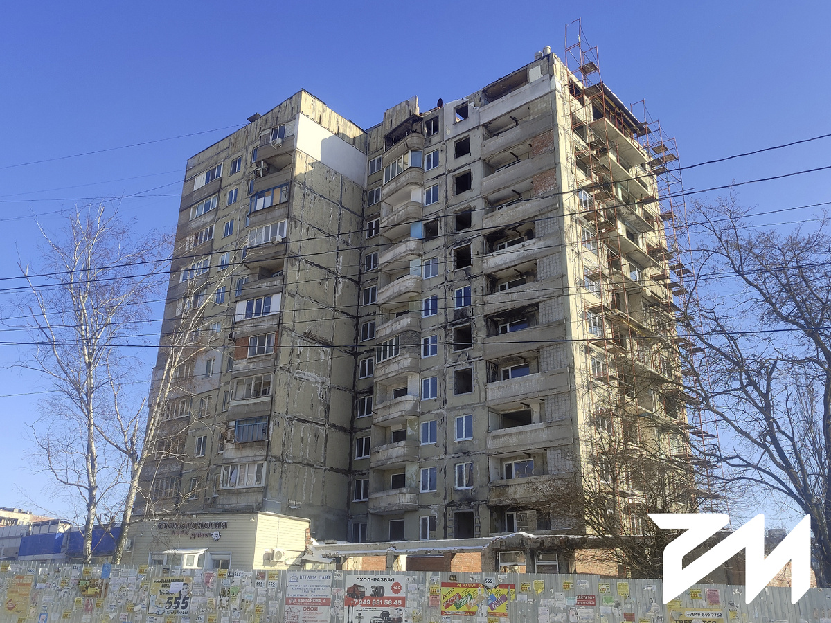 Вид с Ленинградского проспекта на дом №41. Тяжёлый процесс восстановления, растянувшийся на три года.