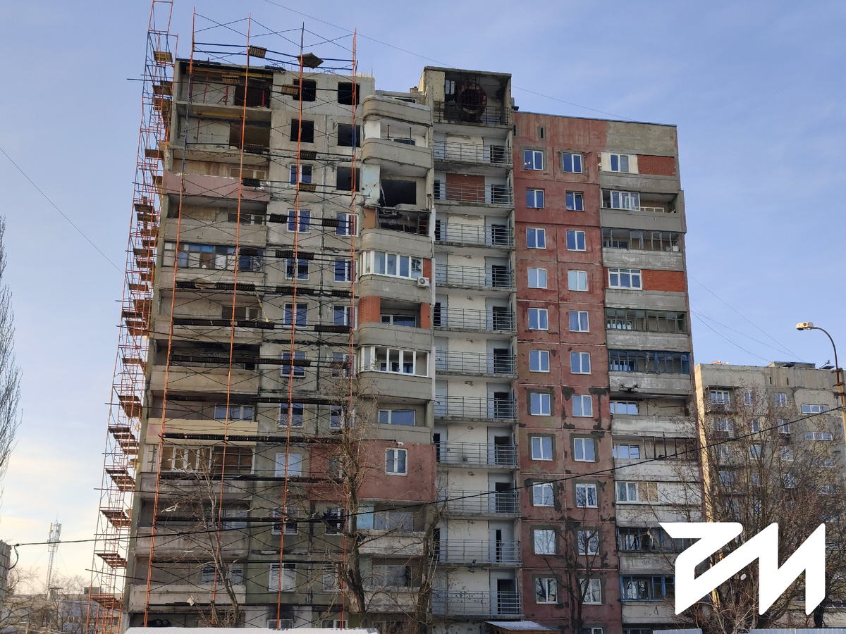 Вид на дом №41 со двора. Осуществлён «выгон» несущих стен и перекрытий всех жилых этажей; на очереди — технический этаж и обустройство крыши.