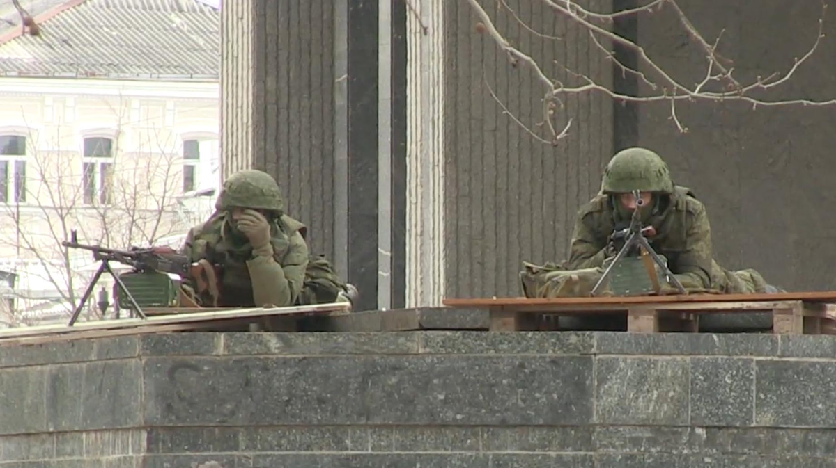 Российские военные без знаков различия с пулемётами у здания Верховного Совета Автономной Республики Крым, 1 марта 2014 года