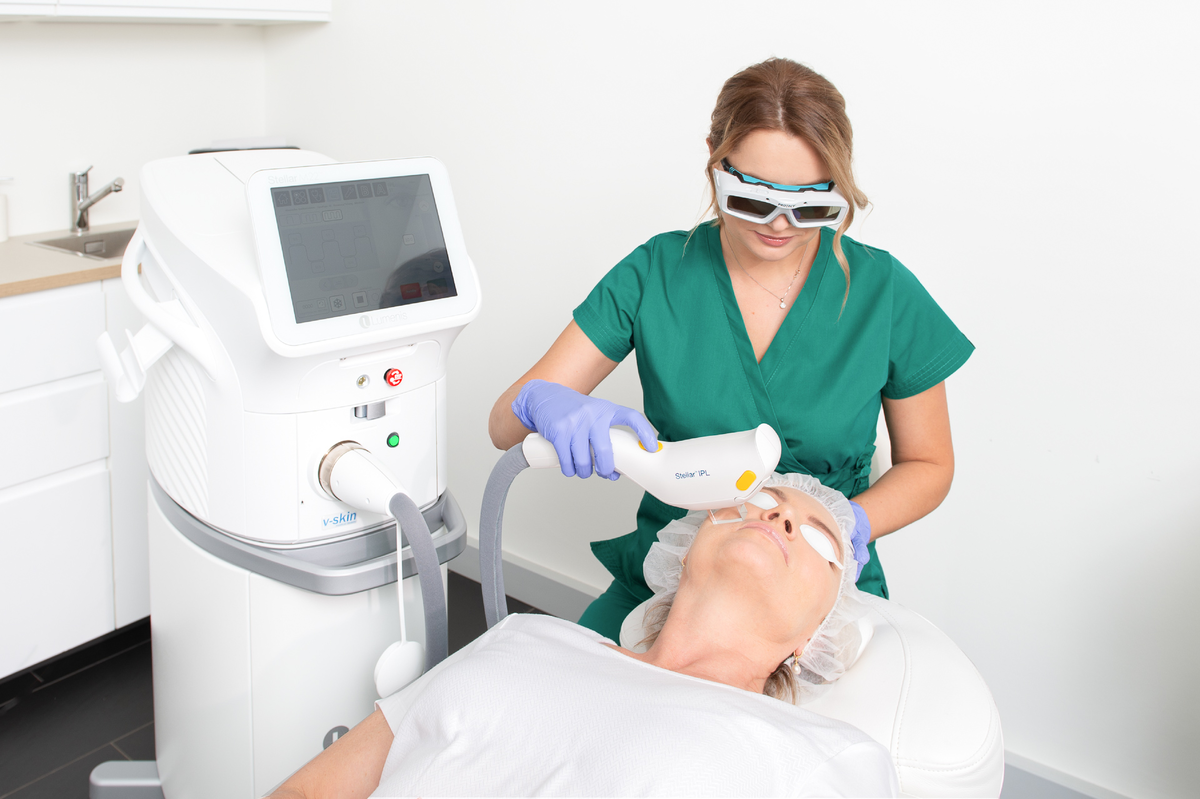 M22 и Lumecca — обе IPL-фототерапия по пигменту и сосудам, но это разные системы, поэтому ощущения, настройки и выраженность результата могут отличаться.