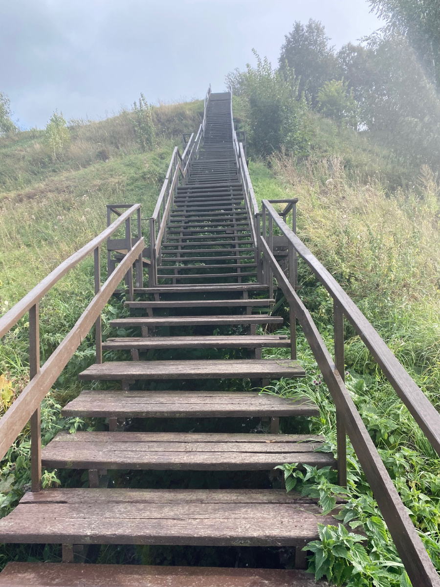 Ну чем не карьерная лестница? Такая же крутая, длинная и шаткая на первый взгляд.